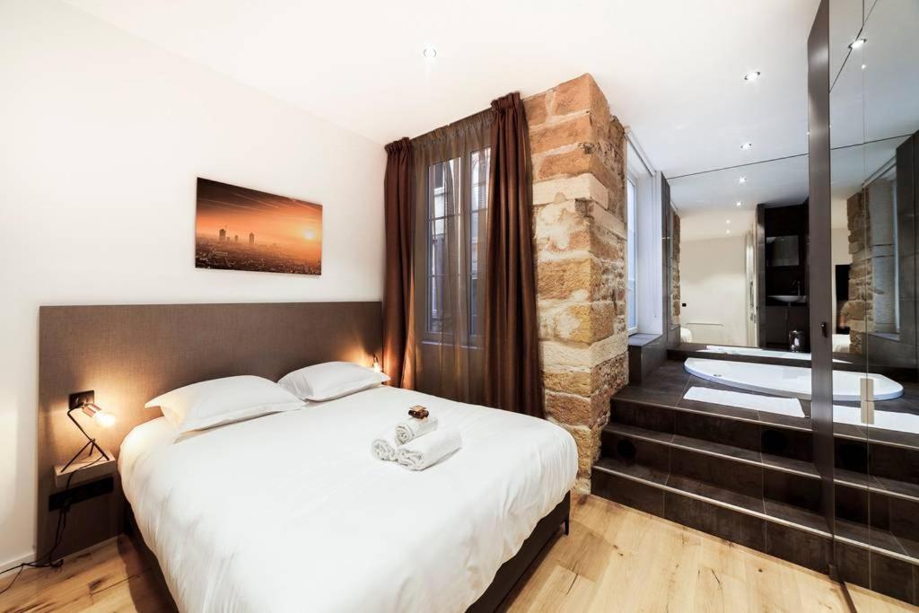 Pur Bonheur Hotel De Ville - Clim Et Balneo Ail Лион Экстерьер фото